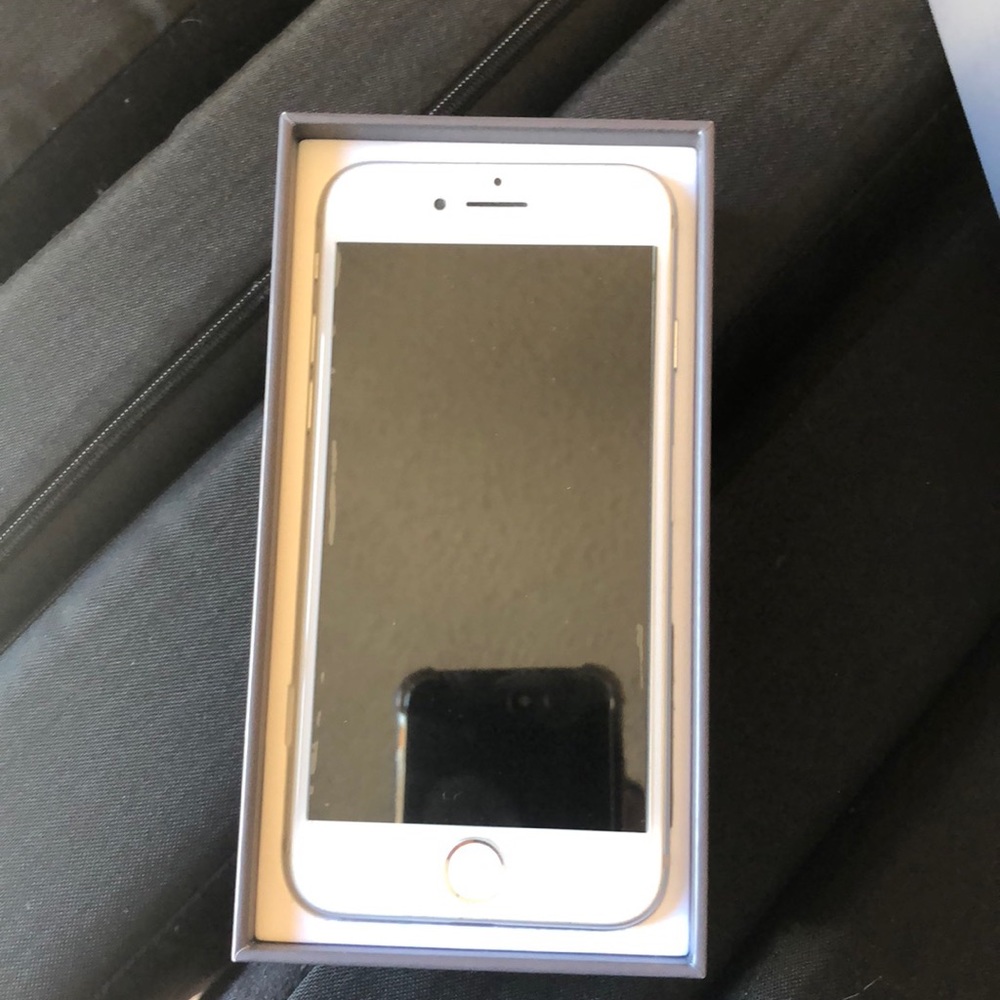 Silver Apple IPhone 7 - Picture 2 of 4